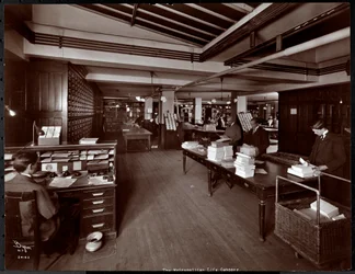 Männer arbeiten in einem Raum, der wie ein Sortierraum bei der Metropolitan Life Insurance Co. an der 23rd Street und Madison Avenue, New York, 1907 (Silbergelatineabzug) aussieht